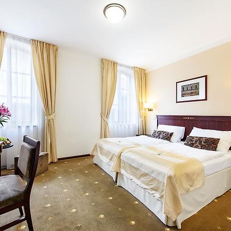Hotel & Apartments U Cerneho Orla Тршебич Экстерьер фото