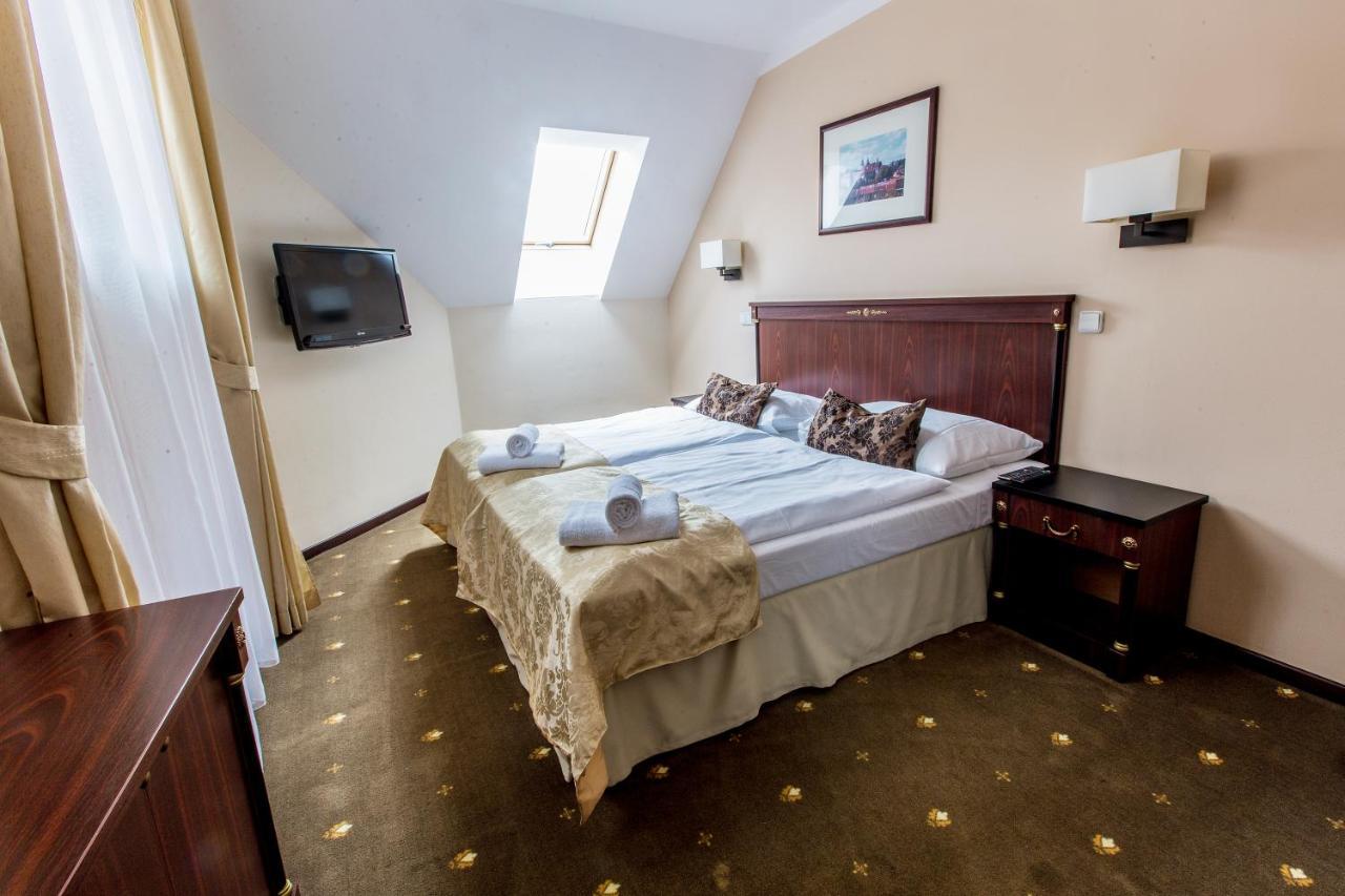 Hotel & Apartments U Cerneho Orla Тршебич Экстерьер фото