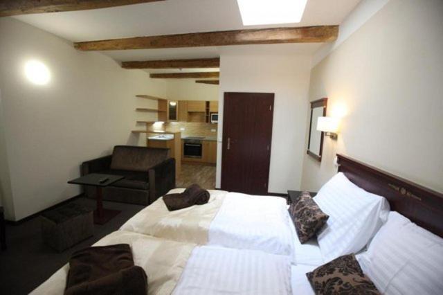 Hotel & Apartments U Cerneho Orla Тршебич Номер фото