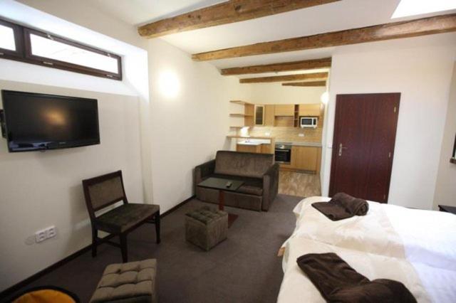 Hotel & Apartments U Cerneho Orla Тршебич Номер фото