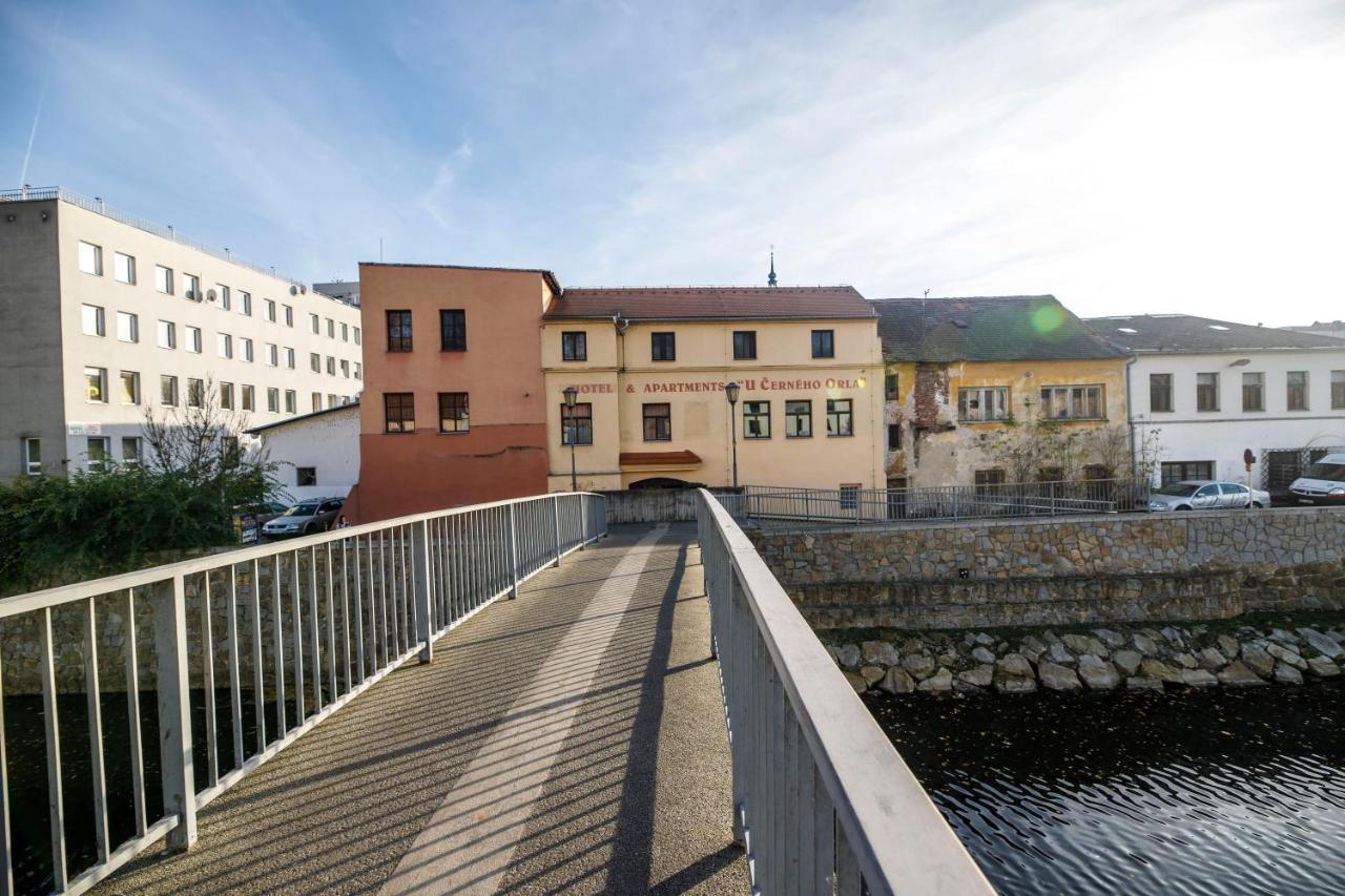 Hotel & Apartments U Cerneho Orla Тршебич Экстерьер фото