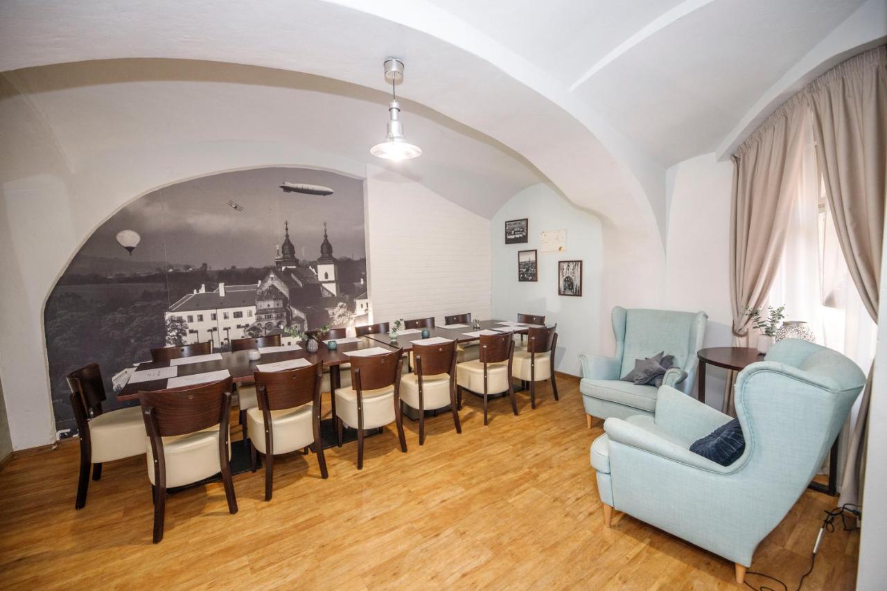 Hotel & Apartments U Cerneho Orla Тршебич Экстерьер фото