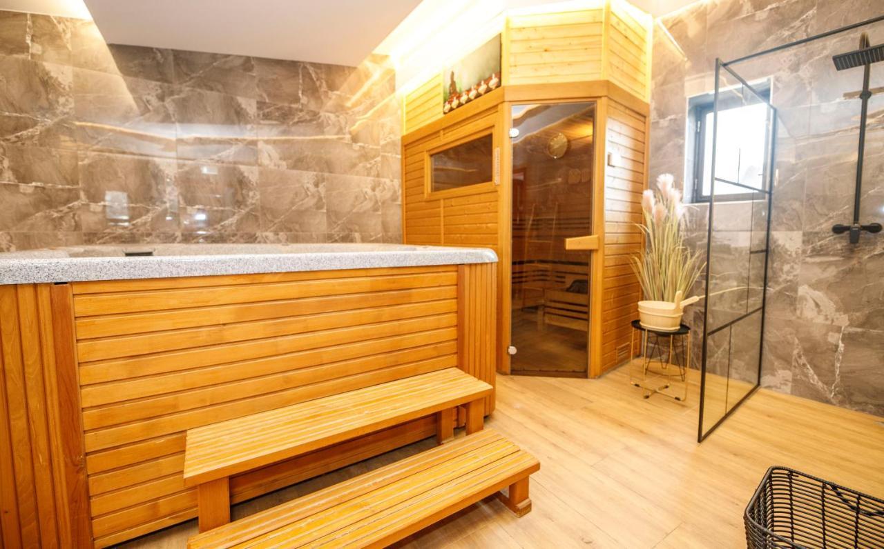 Hotel & Apartments U Cerneho Orla Тршебич Экстерьер фото
