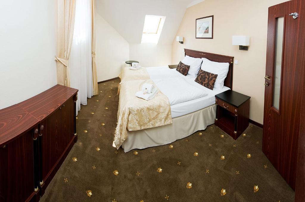 Hotel & Apartments U Cerneho Orla Тршебич Номер фото
