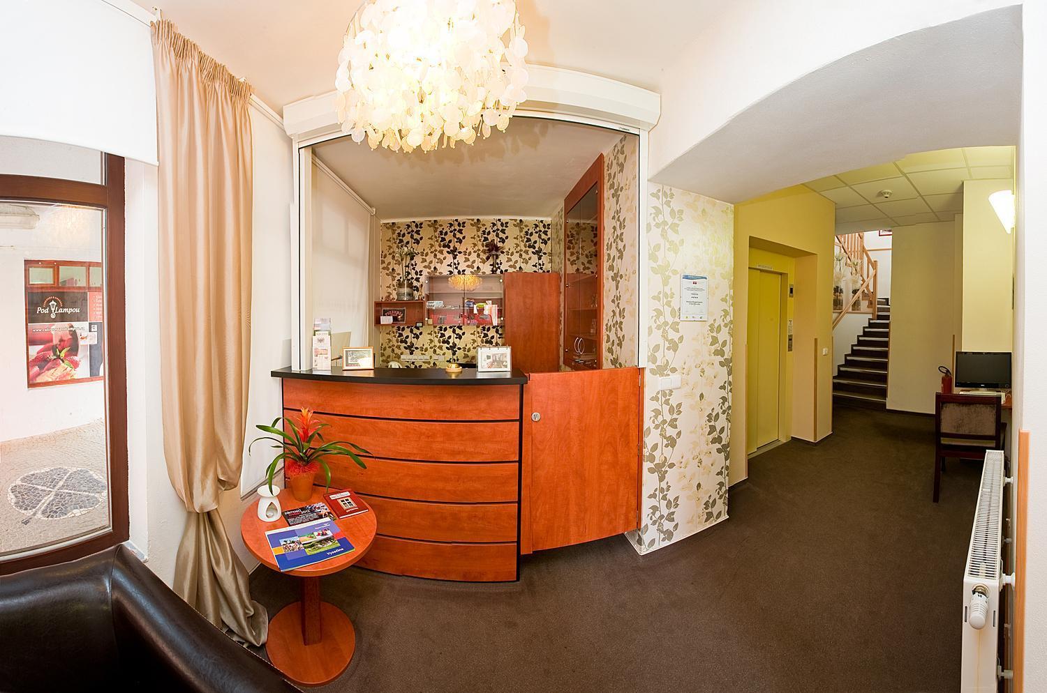 Hotel & Apartments U Cerneho Orla Тршебич Экстерьер фото