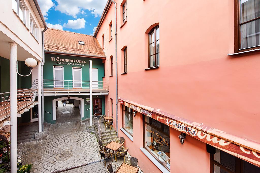 Hotel & Apartments U Cerneho Orla Тршебич Экстерьер фото