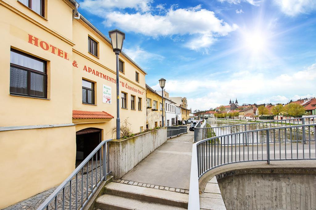 Hotel & Apartments U Cerneho Orla Тршебич Экстерьер фото