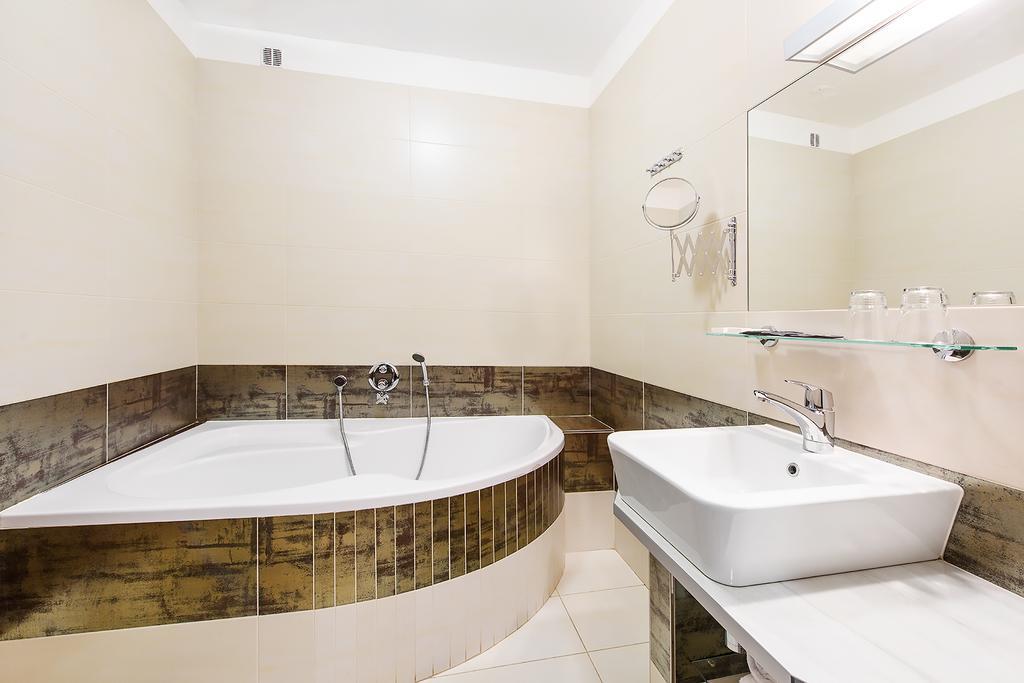 Hotel & Apartments U Cerneho Orla Тршебич Экстерьер фото