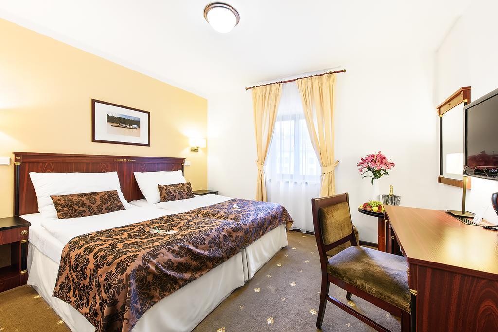 Hotel & Apartments U Cerneho Orla Тршебич Экстерьер фото