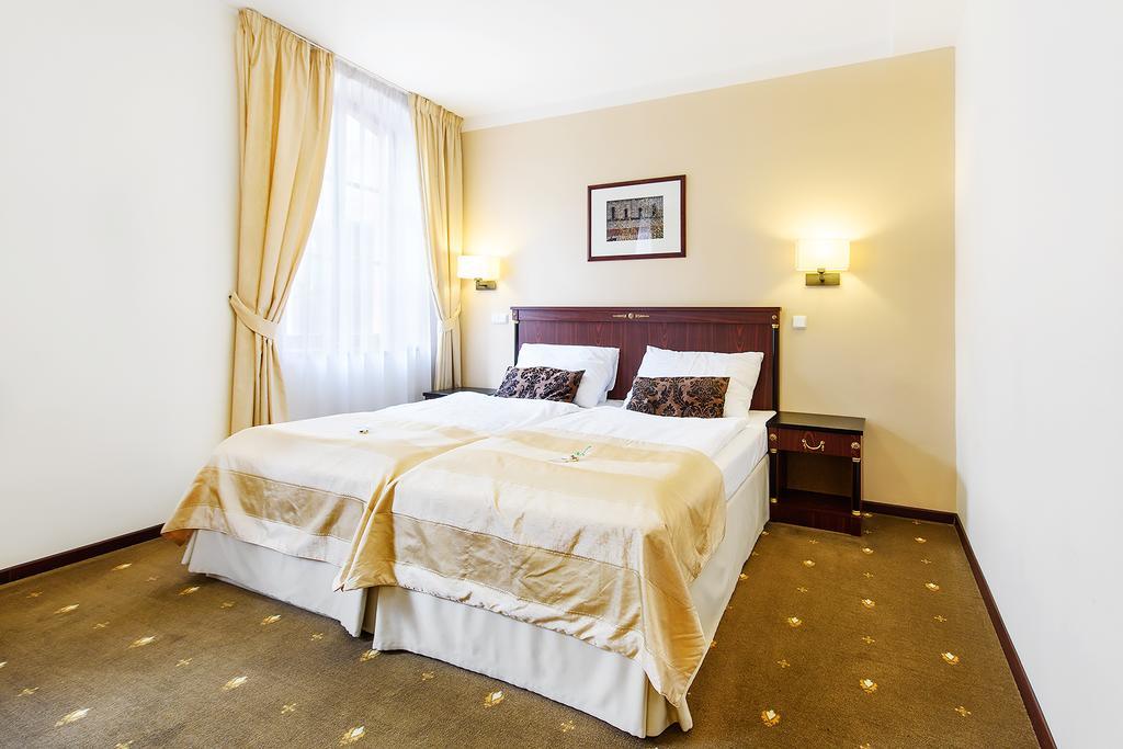 Hotel & Apartments U Cerneho Orla Тршебич Экстерьер фото