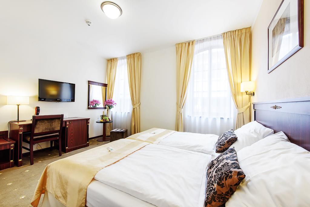 Hotel & Apartments U Cerneho Orla Тршебич Экстерьер фото